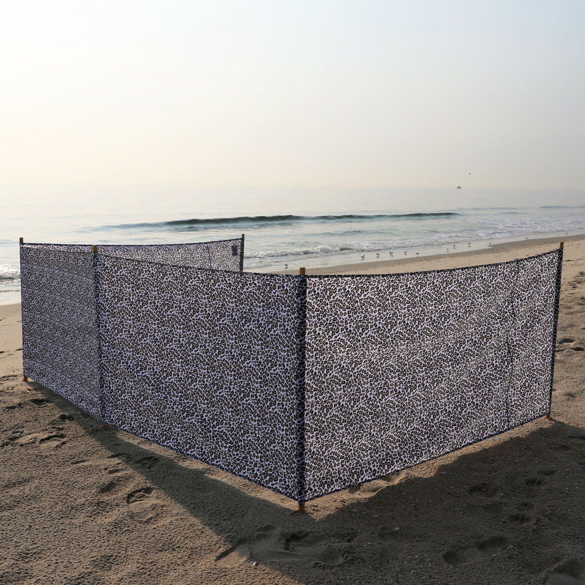 Sand Leopard Pro Beach Recycled Polyester Rip-Stop 20 ft Lightweight Windscreen, Privacy Screen, Wind Blocker, Free Matching Shoulder Bag